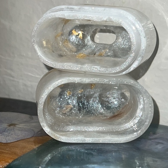 Apple AirPod Case AirPod Gen 1 or 2 Swirling Marbled White & Gold Flakes - Picture 4 of 4